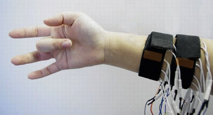 伊藤超短波とH2L、PossessedHandやBodySharing技術を活用したリハビリテーション機器を共同開発